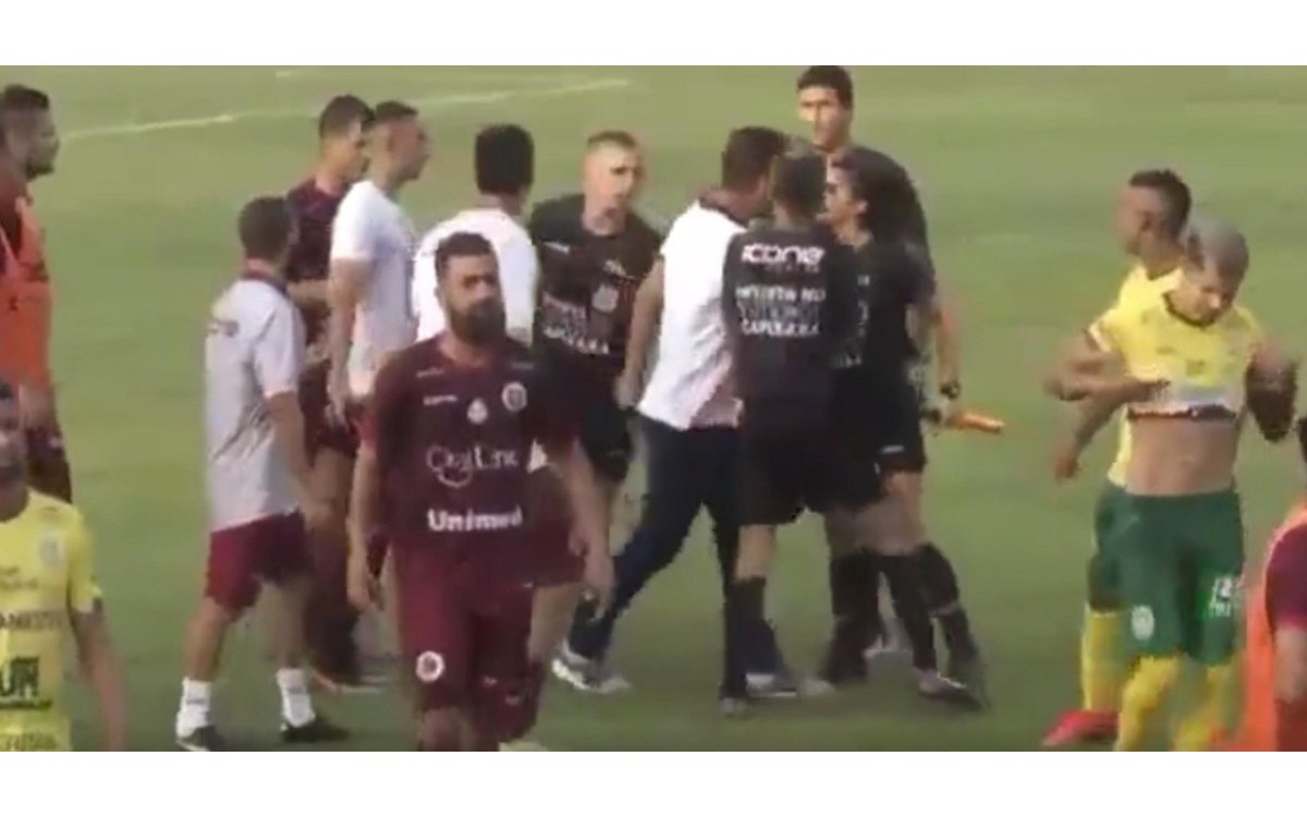 Corren a técnico brasileño por propinar cabezazo a una juez de línea | Video