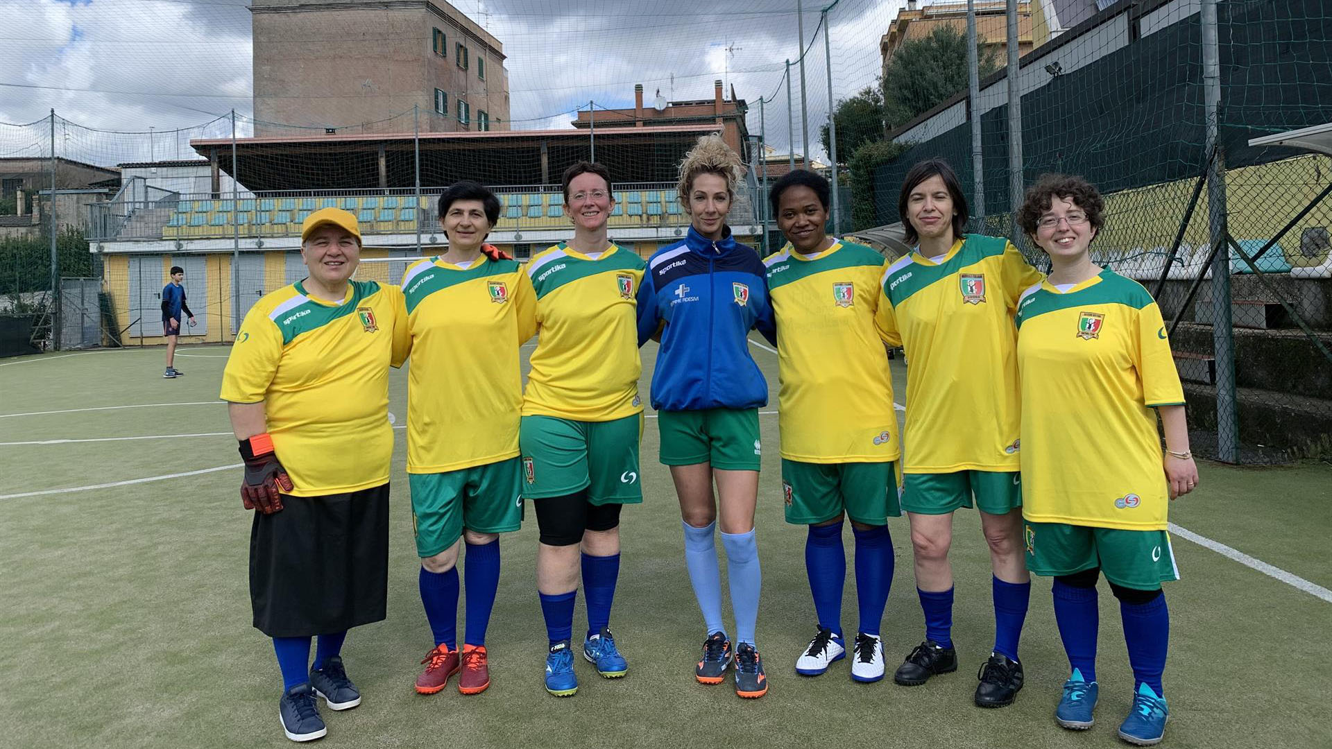 Crece el furor por las monjas que juegan al fútbol