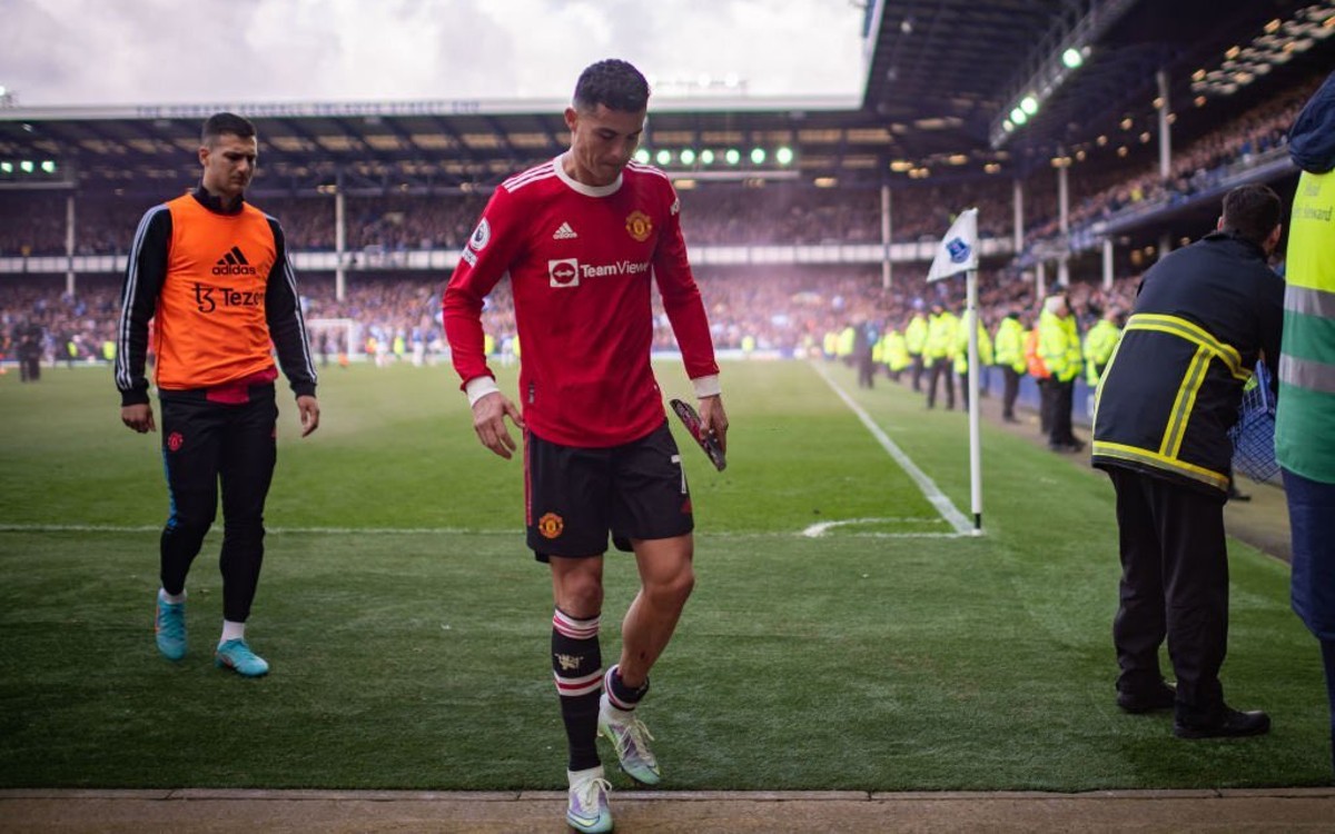 Cristiano Ronaldo destruye celular de aficionado; se disculpa y lo invita a un partido | Video