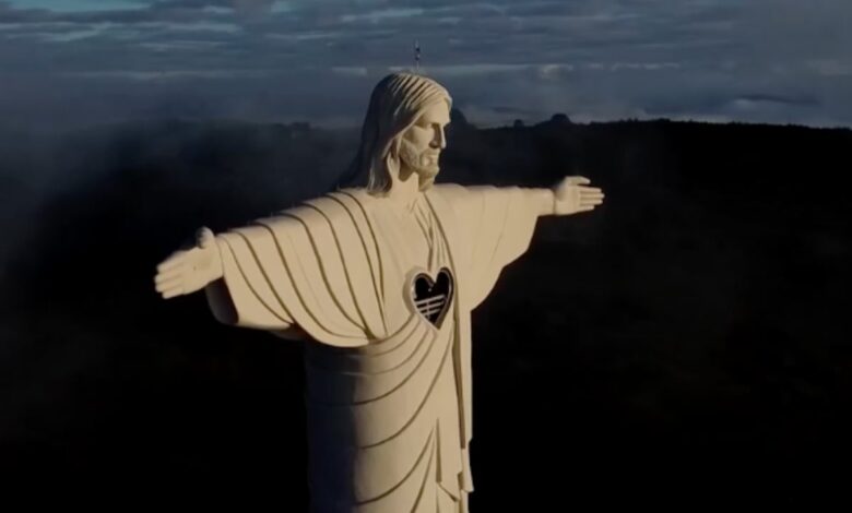 Cristo Protector, más alto que el famoso Redentor de Río de Janeiro