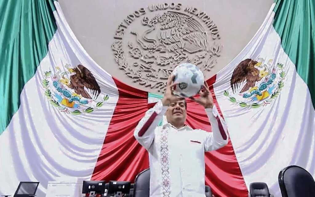 Critican a Gutiérrez Luna por jugar 'cascarita' en el salón de sesiones de la Cámara de Diputados