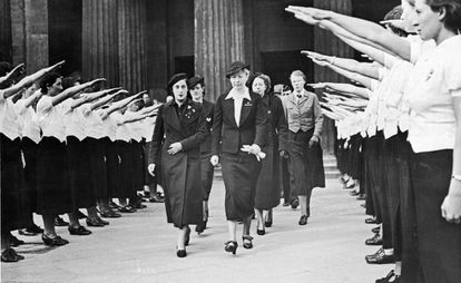 Pilar Primo de Rivera entre jóvenes nazis.