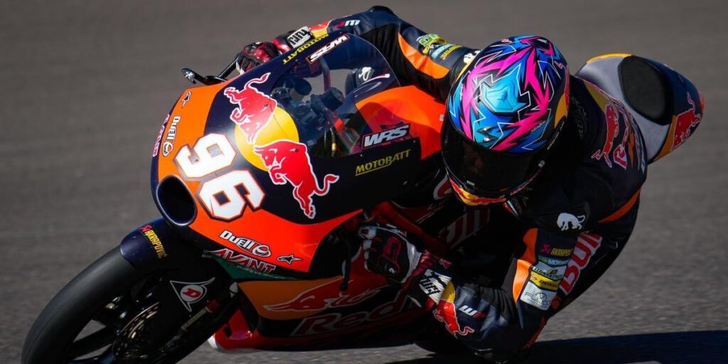 Daniel Holgado domina bajo la lluvia los primeros libres en Moto3