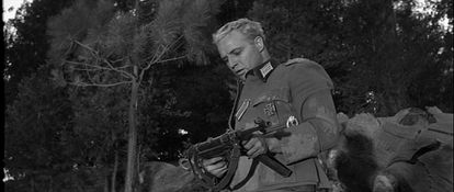 Marlon Brando con una metralleta MP 40 Schmeisser en 'El baile de los malditos'.