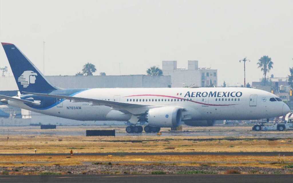 Denuncian presunta discriminación de Aeroméxico a cineasta mexicano
