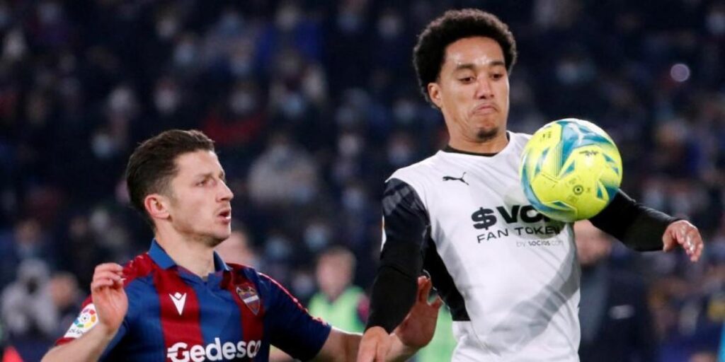 Derbi en Mestalla entre un Valencia sin objetivo y un Levante sin margen