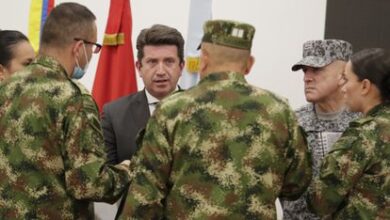 El ministro de Defensa de Colombia, Diego Molano, rodeado de mandos militares durante una rueda prensa en Bogotá.