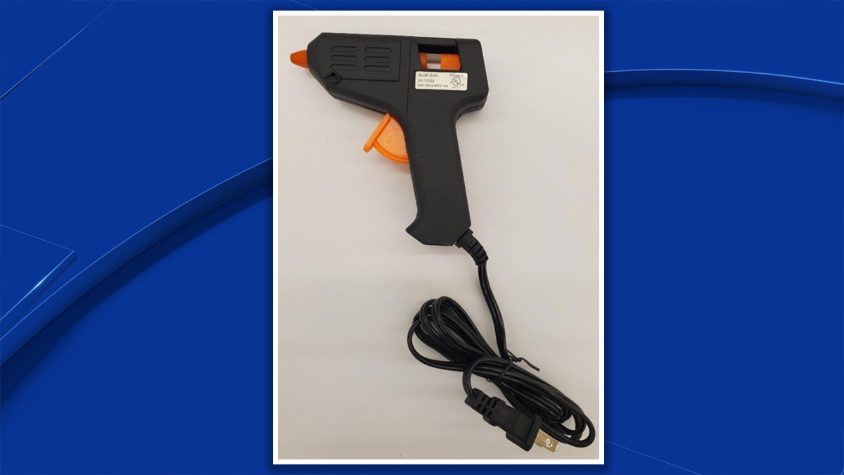 Dollar Tree y Family Dollar retiran del mercado pistolas de pegamento caliente