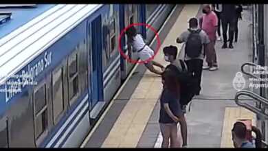 Dramático video muestra a mujer desmayarse, caer debajo de un tren en movimiento en Argentina y salir ilesa | Video