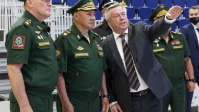 El general Alexander Dvórnikov (primero por la izquierda), junto al ministro ruso de Defensa, Serguéi Shoigú, y el gobernador de Rostov, Vasily Golubev, en una visita a Rostov del Don en julio de 2021.