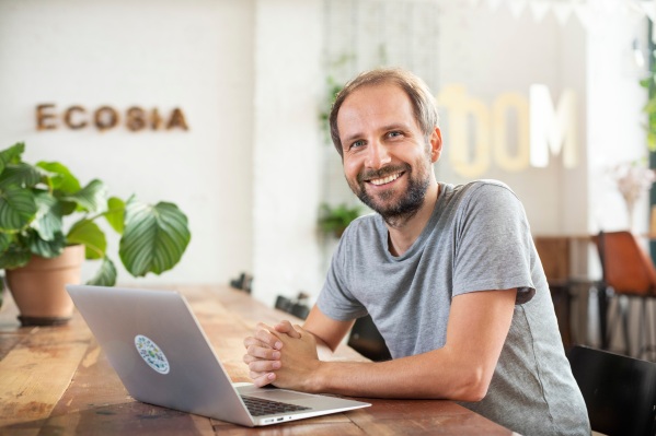Ecosia ha comenzado a invertir las ganancias de los anuncios de búsqueda en energía verde