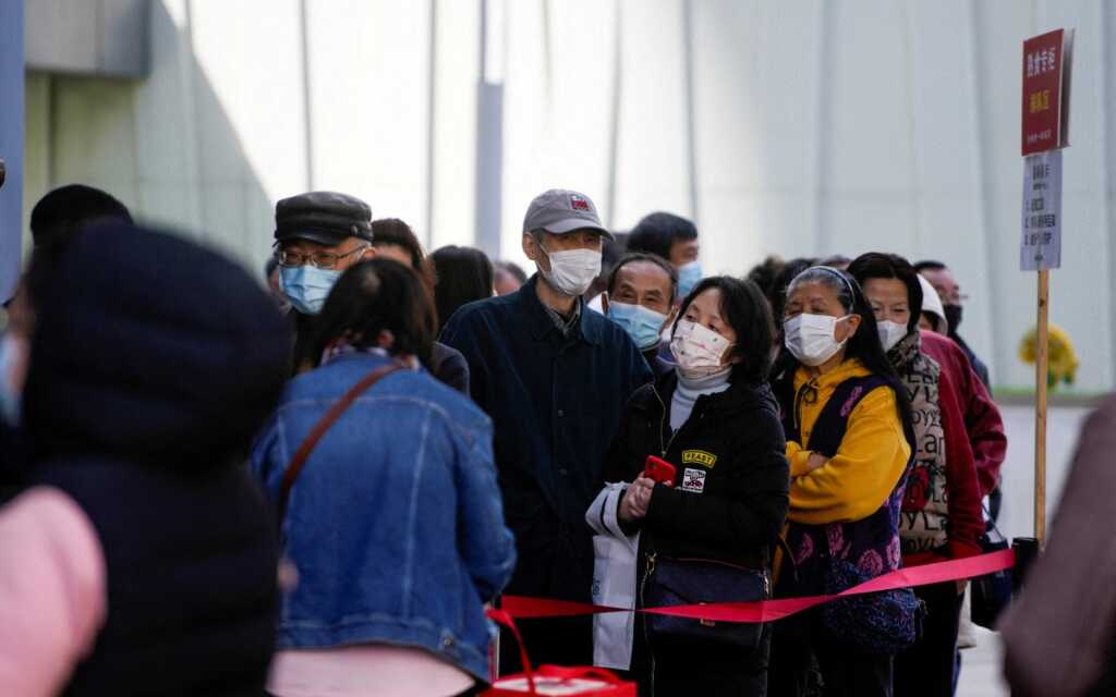 El Covid-19 no cesa en Shanghái; gobierno mantienen restricciones