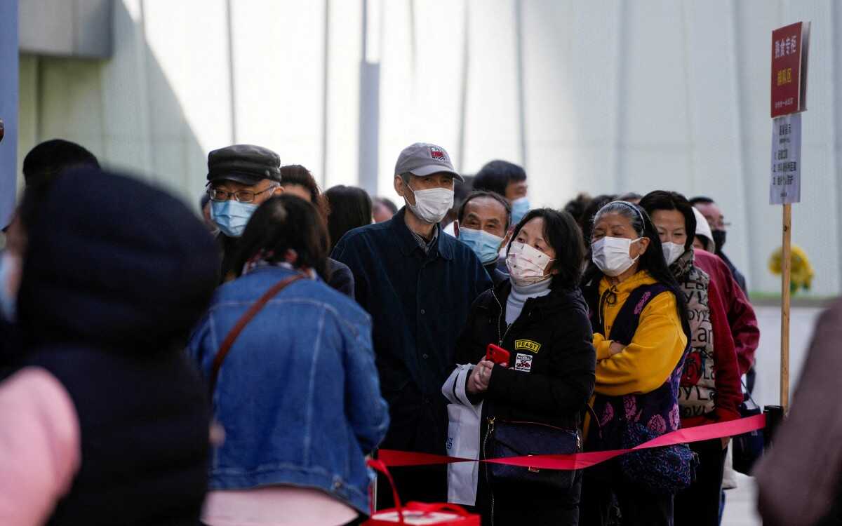 El Covid-19 no cesa en Shanghái; gobierno mantienen restricciones