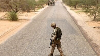 Un soldado alemán de la Minusma busca minas artesanales en una carretera de Malí en 2018.