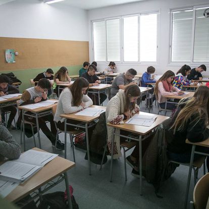 Alumnos de un instituto de Barcelona durante un examen.