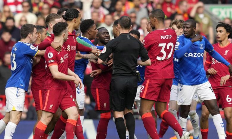 El Liverpool mantiene el pulso al City y pone al Everton en descenso