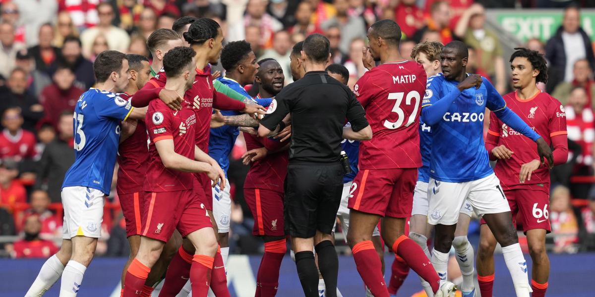 El Liverpool mantiene el pulso al City y pone al Everton en descenso