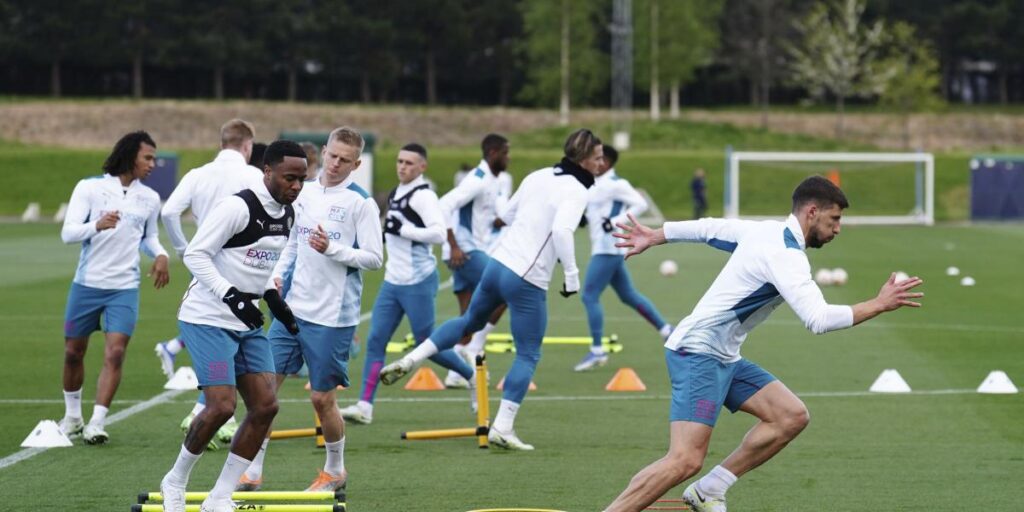 El Manchester City se entrena sin Stones ni Walker