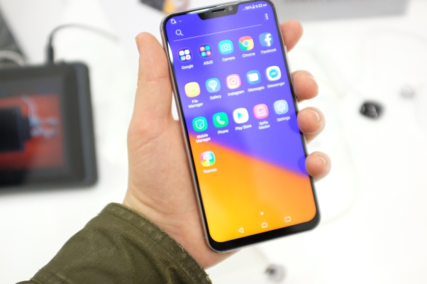 El Zenfone 5 de Asus es el rey de las imitaciones del iPhone X del MWC