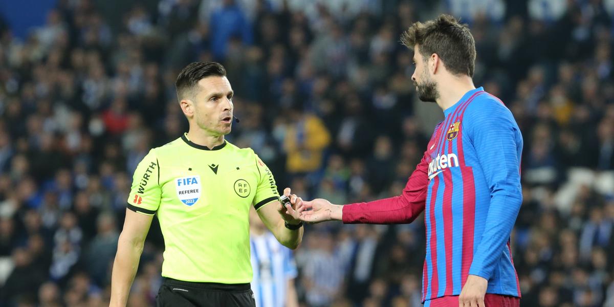 El acta recoge el lanzamiento de una botella de vidrio