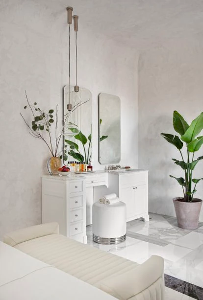 En el espacio que Raúl Martins ha diseñado junto a ITA para Casa Decor mandan los colores tranquilos y las formas sinuosas.