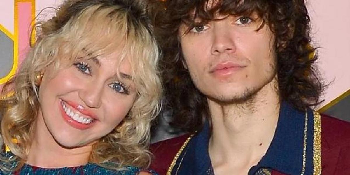 Él es Maxx Morando, artista y novio de Miley Cyrus