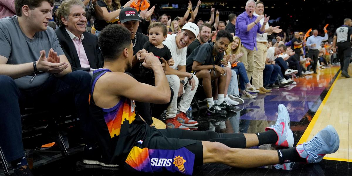 El gesto más curioso de la jornada: Booker choca el puño con un bebé tras una canasta