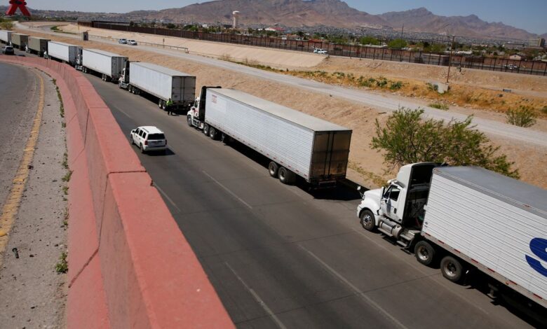 El gobernador de Texas afloja la presión en el caos que creó en la frontera con México