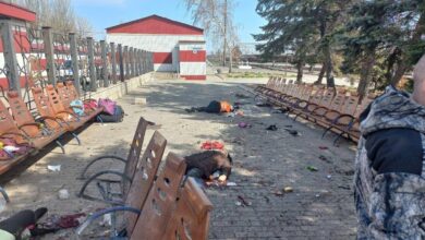 El horror en la estación de Kramatorsk: “Vimos un cadáver quemado dentro de un coche y muchos cuerpos”