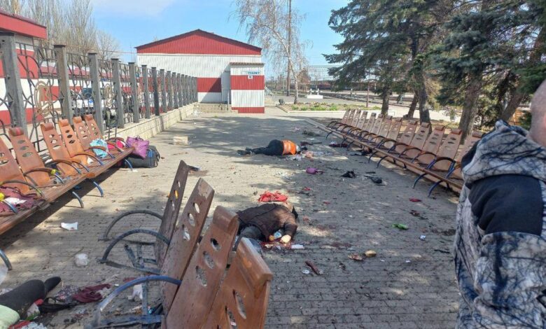 El horror en la estación de Kramatorsk: “Vimos un cadáver quemado dentro de un coche y muchos cuerpos”