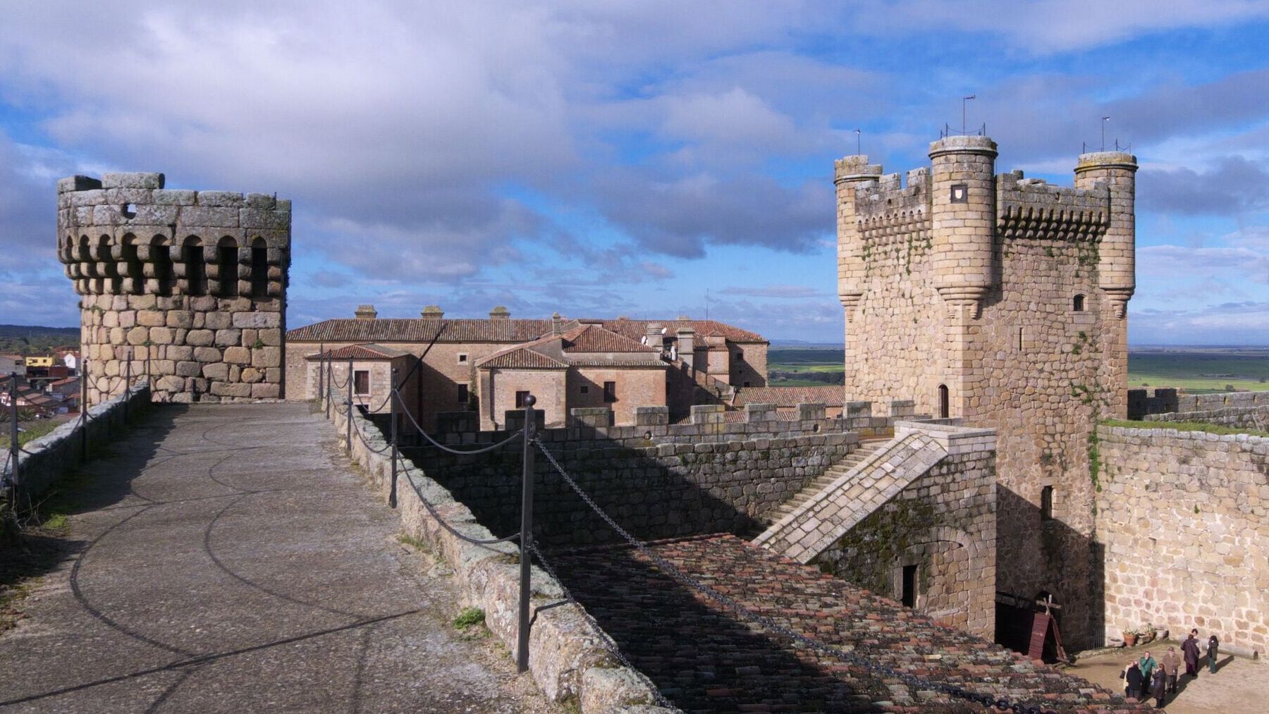 El impresionante y desconocido pueblo cerca de Madrid con un imponente castillo que te flipará