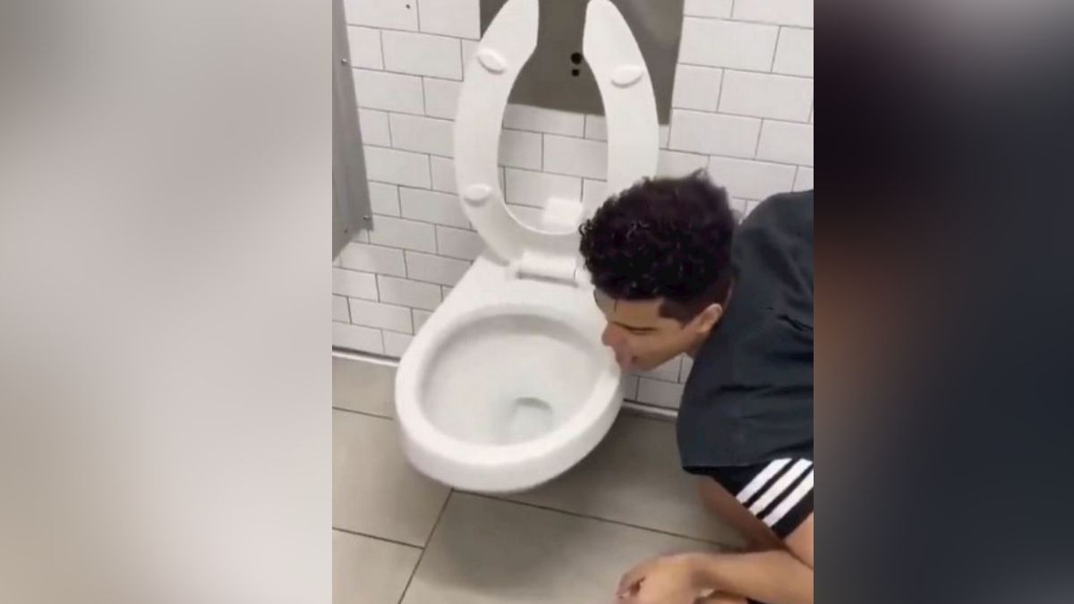 El influencer que lamió un vater público da positivo en coronavirus