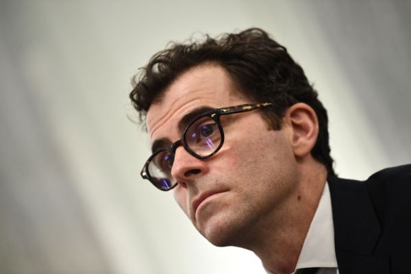 El jefe de Instagram, Adam Mosseri, dice que las cuentas de adolescentes creadas en la web no son privadas por defecto