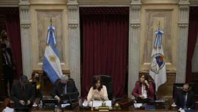 La vicepresidenta de Argentina, Cristina Fernández de Kirchner, lidera la sesión del Senado durante la votación del acuerdo con el FMI, el 17 de marzo de 2022.