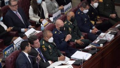 Los ministros del Interior, Daniel Palacios, y de Defensa, Diego Molano, junto a la cúpula militar en la moción de censura en el Congreso de Colombia.