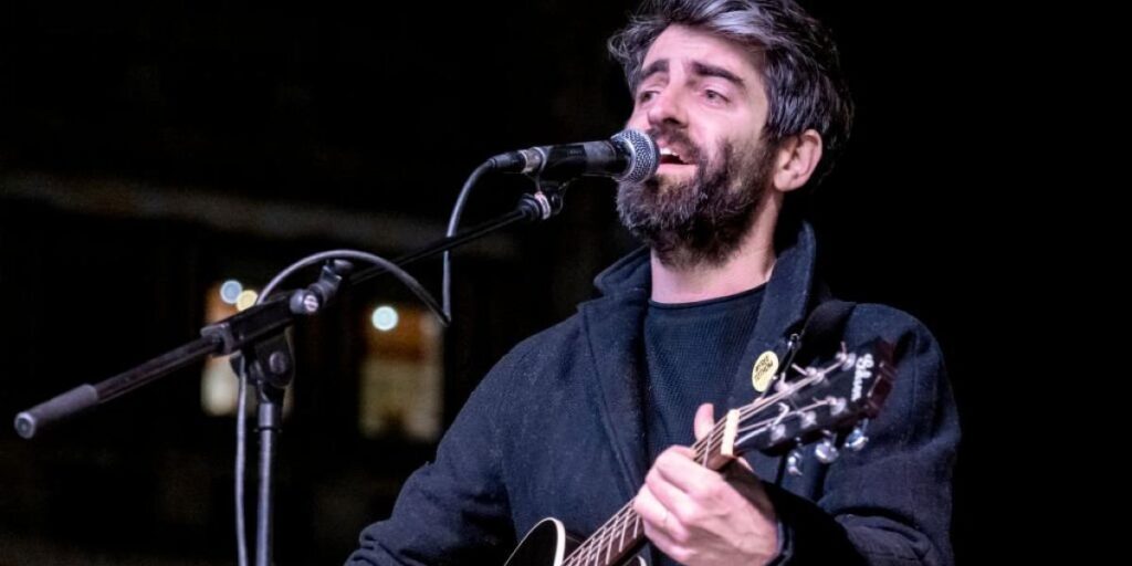 El monumental golpazo del cantante Joan Dausà al intentar saltar sobre el público en uno de sus conciertos