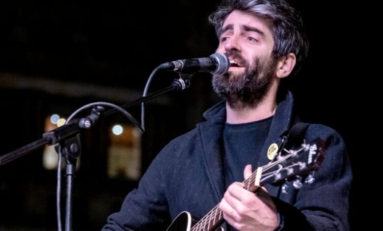 El monumental golpazo del cantante Joan Dausà al intentar saltar sobre el público en uno de sus conciertos