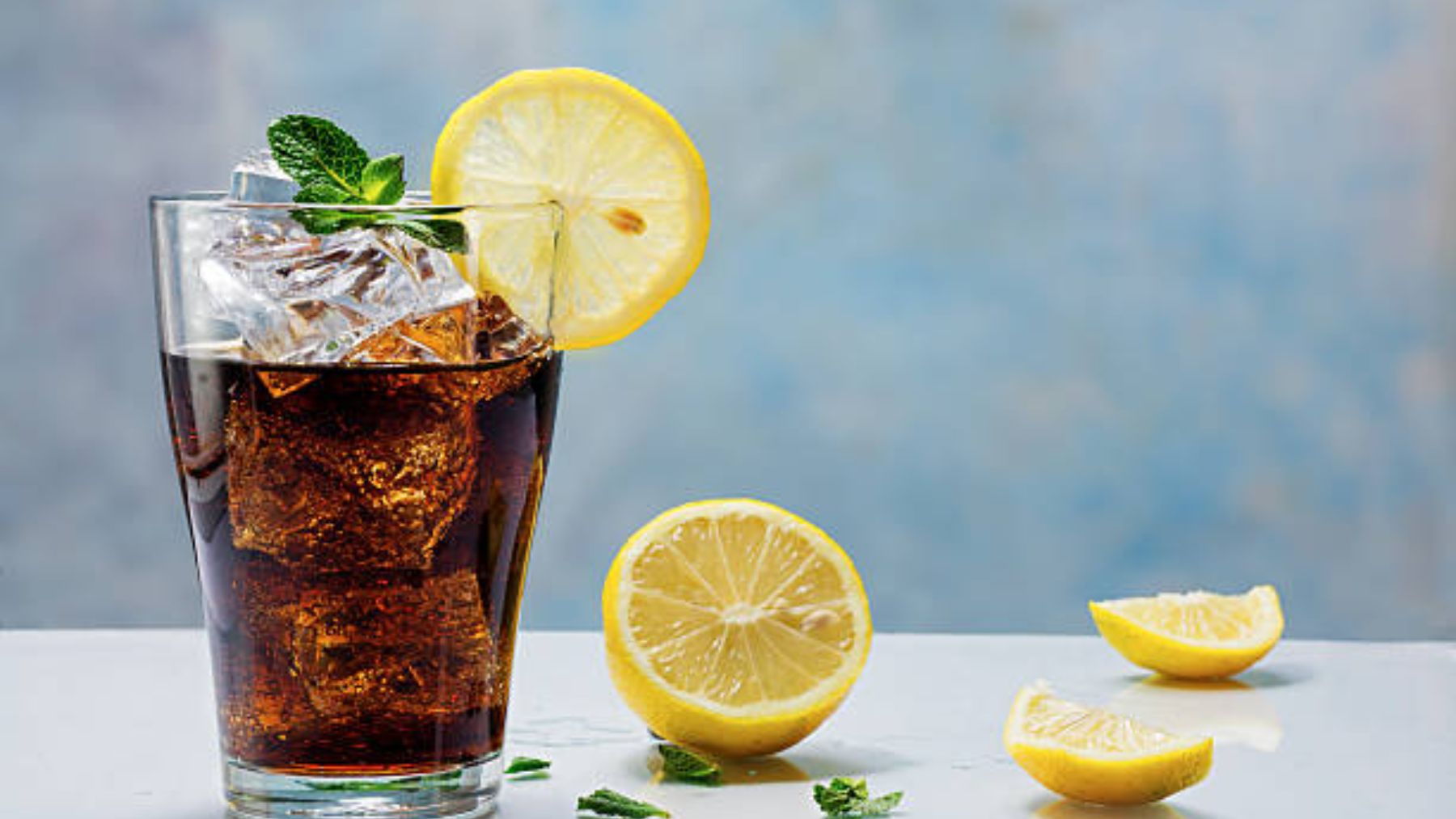 El motivo para no tomar bebidas con rodajas de limón en los bares