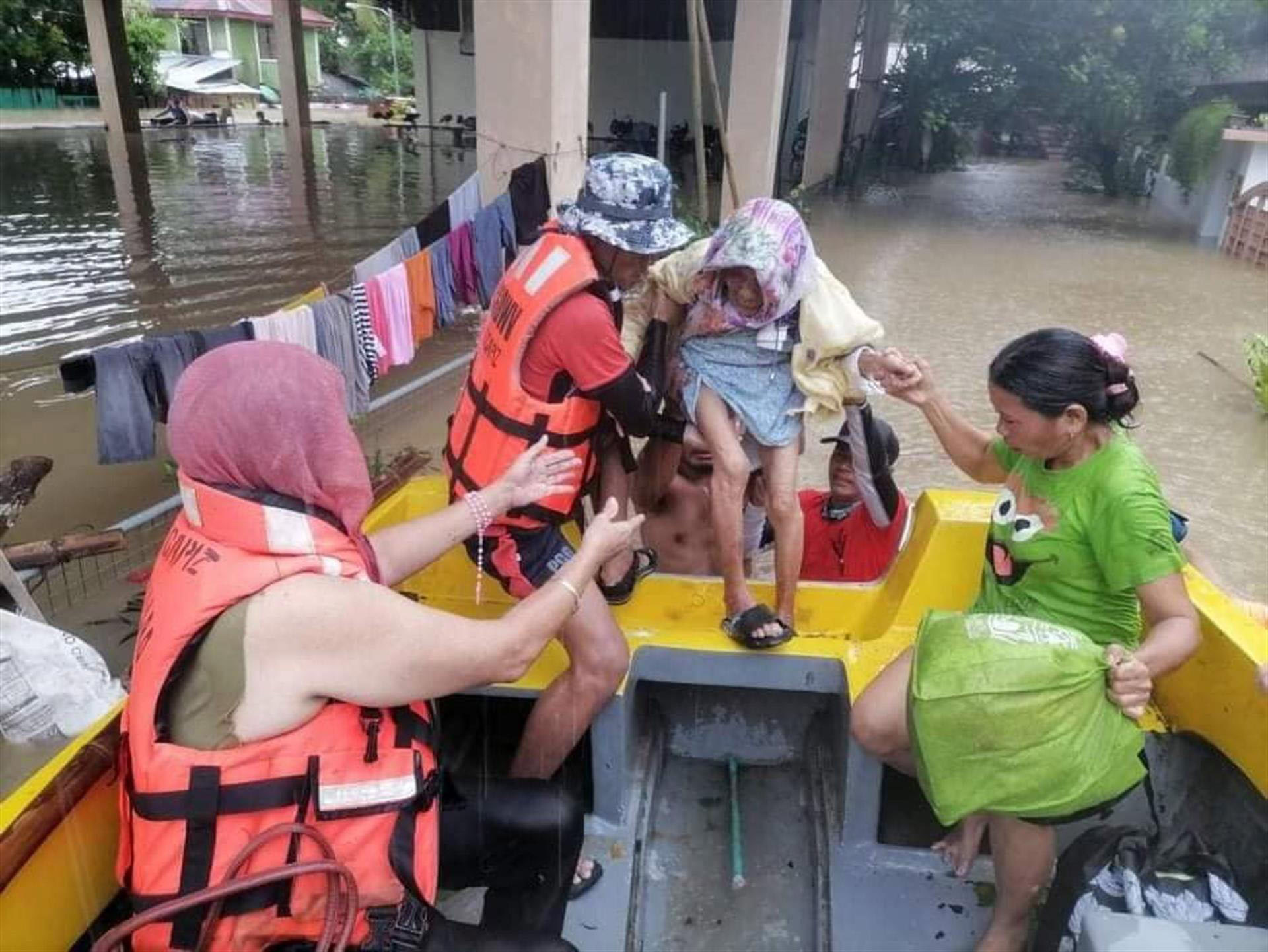 El paso de la tormenta tropical Megi deja al menos 137 muertos en Filipinas