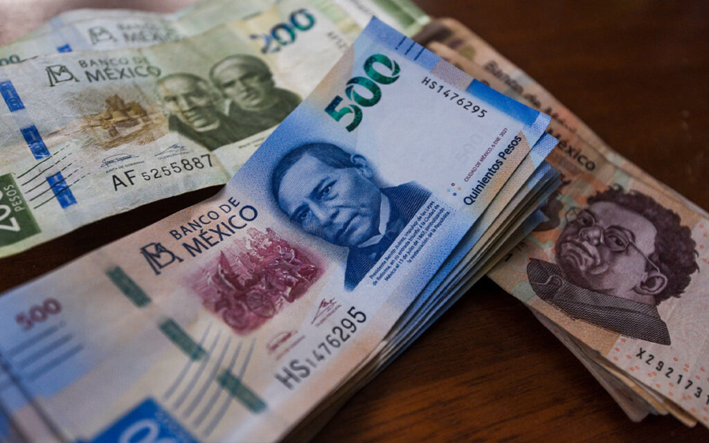 El peso retrocede tras cinco sesiones de ganancias, marcado por las expectativas de más sanciones a Rusia