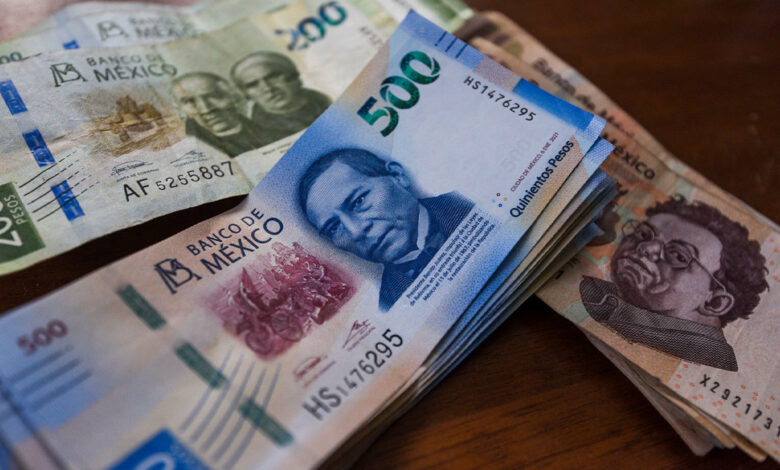 El peso retrocede tras cinco sesiones de ganancias, marcado por las expectativas de más sanciones a Rusia