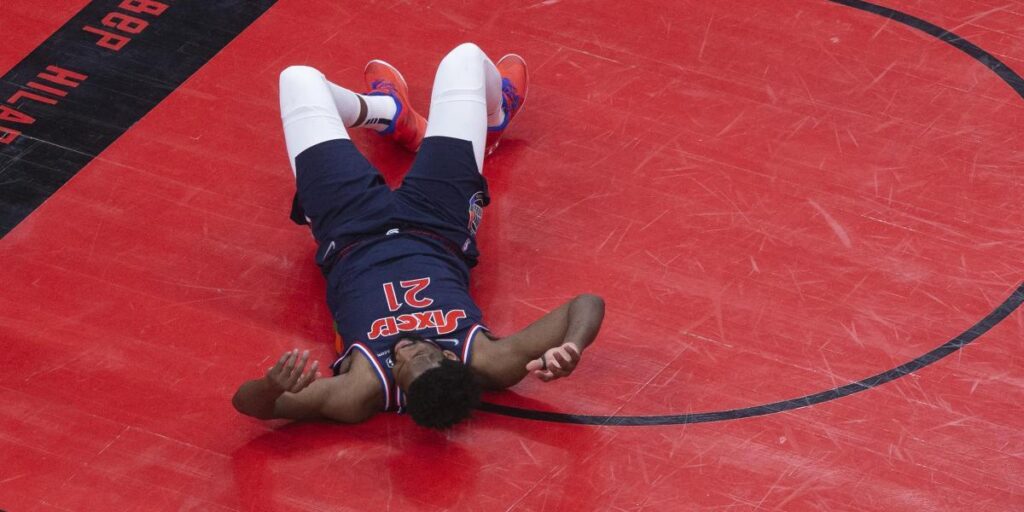 Embiid deberá operarse, pero forzará hasta final de temporada