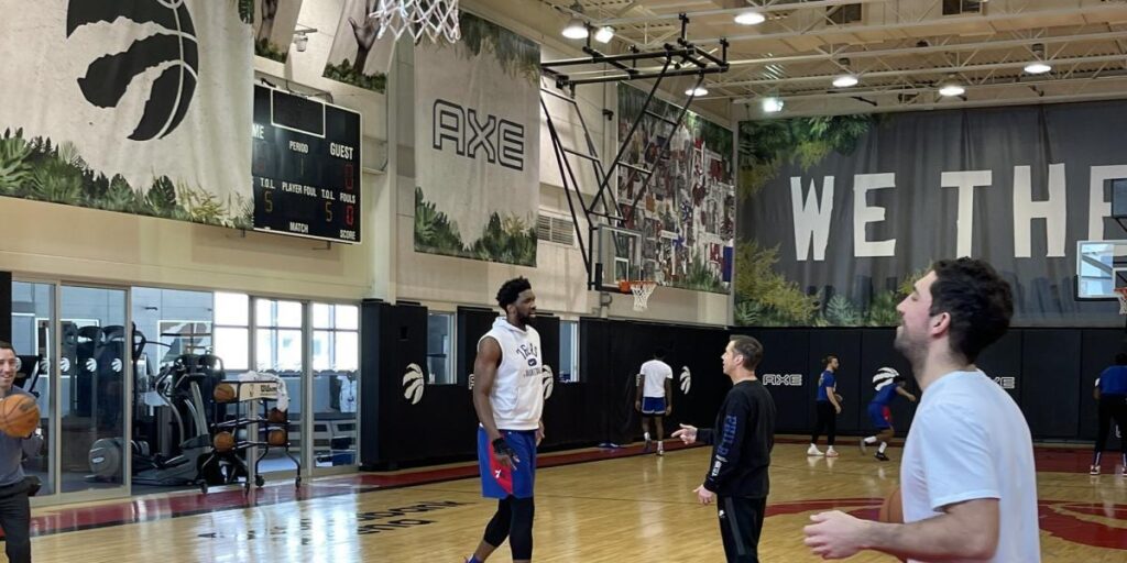 Embiid podría tener un ligamento de la mano roto pero jugará igualmente