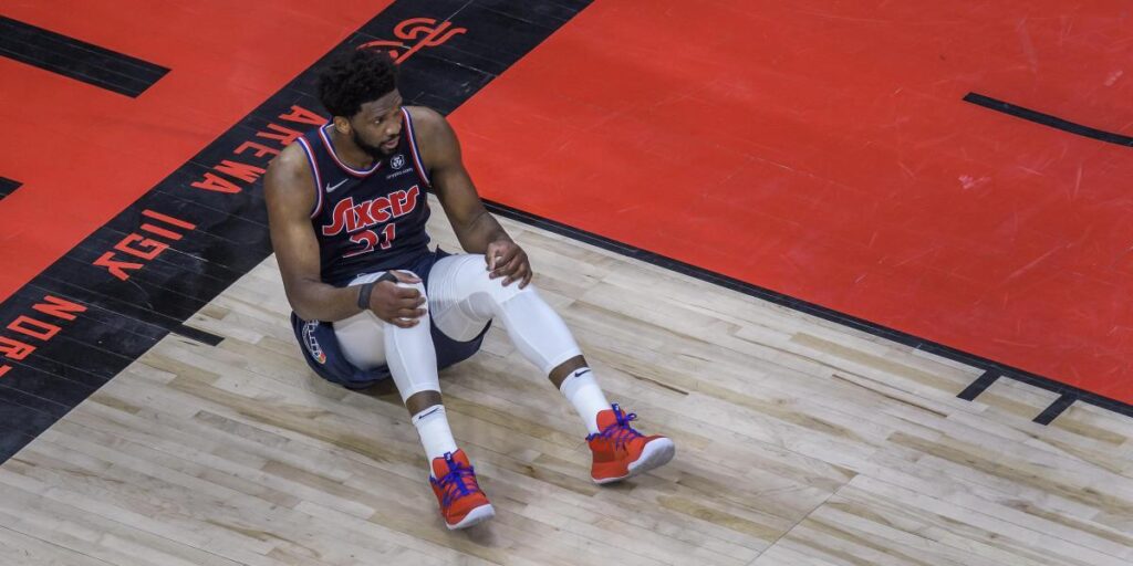 Embiid, protestón y lesionado sin remedio