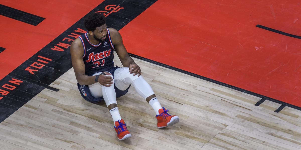 Embiid, protestón y lesionado sin remedio
