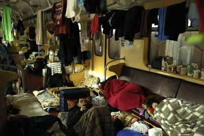 Ciudadanos refugiados en una estación de metro de Járkov.