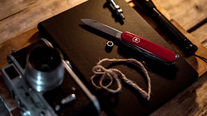 La navaja suiza Victorinox Hiker incluye siete herramientas con 13 funciones.