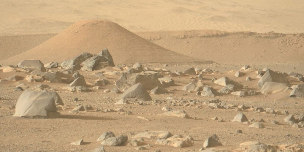 Esta foto de la perseverancia de una colina de Marte es tan perfecta que jurarás que es falsa