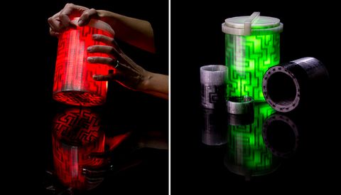 Contenedores a prueba de manipulaciones impresos en 3D con una red de sensores negra que se muestra en este contenedor transparente con fines de demostración