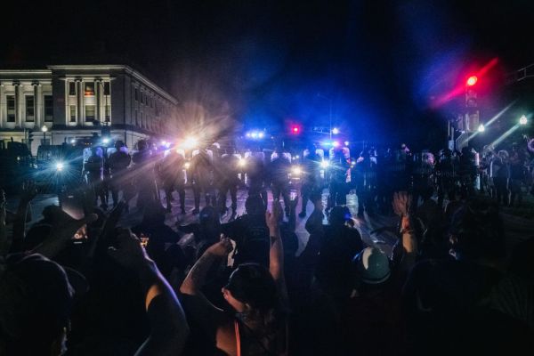 Facebook elimina la cuenta de la milicia ‘Kenosha Guard’ después de que un tirador mata a dos en una protesta